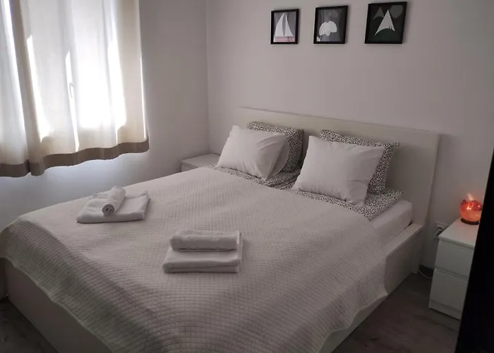 Happy Apartment & Free Breakfast - Mladost